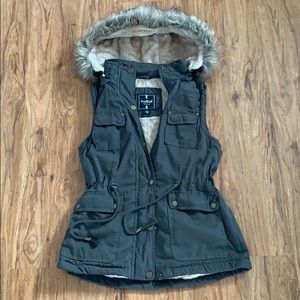 Khaki vest with fur